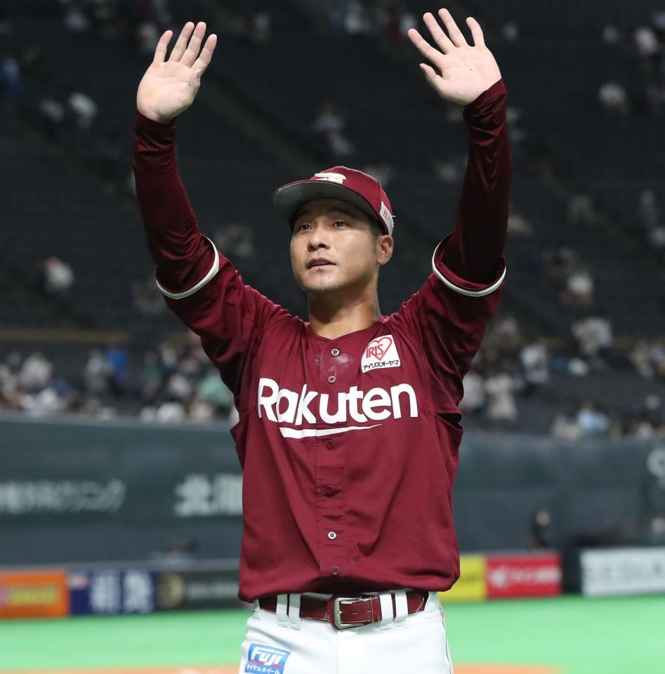 ヒーローインタビューを終え、スタンドのファンに手を振る茂木（撮影・中島達哉）