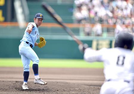 １回、高松商・浅野翔吾（手前）に二塁打を浴びた近江・山田陽翔（撮影・伊藤笙子）