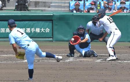 ２回、高松商・久保慶太郎（右）が見逃し三振に倒れ、近江・山田陽翔は通算１００奪三振を達成（撮影・高部洋祐）