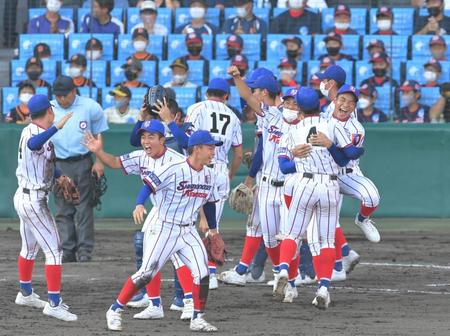 　大阪桐蔭を破り、喜びを爆発させる下関国際ナイン（撮影・高部洋祐）