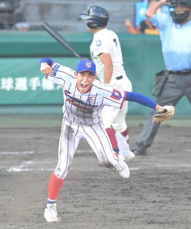 　９回、最後の打者・大阪桐蔭・田井志門（奥）を三振に仕留め、喜びを爆発させる下関国際・仲井慎（撮影・高部洋祐）