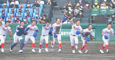 　大阪桐蔭を破り、アルプスに駆け出す下関国際ナイン（撮影・高部洋祐）