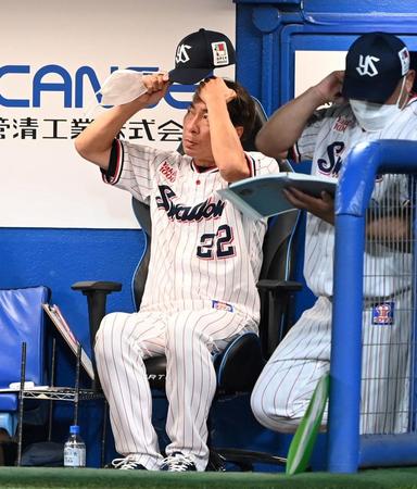 　ベンチで戦況を見守る高津監督（撮影・飯室逸平）