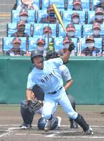 １回　先制適時打を放つ近江・山田陽翔（撮影・高部洋祐）