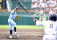 １回、高松商・浅野翔吾（手前）に二塁打を浴びた近江・山田陽翔（撮影・伊藤笙子）