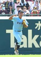 高松商に勝利し、拳を握る近江・山田（撮影・北村雅宏）