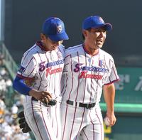 　ウイニングボールを山下世虎主将（左）から受け取り、満面の笑みを浮かべる下関国際・坂原秀尚監督（撮影・伊藤笙子）