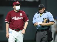 　９回、選手交代を告げる石井監督（撮影・中島達哉）