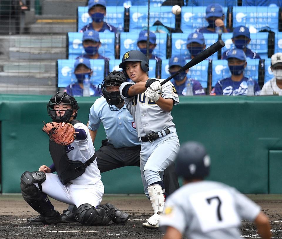 ３回、岩崎が左前に適時打を放つ