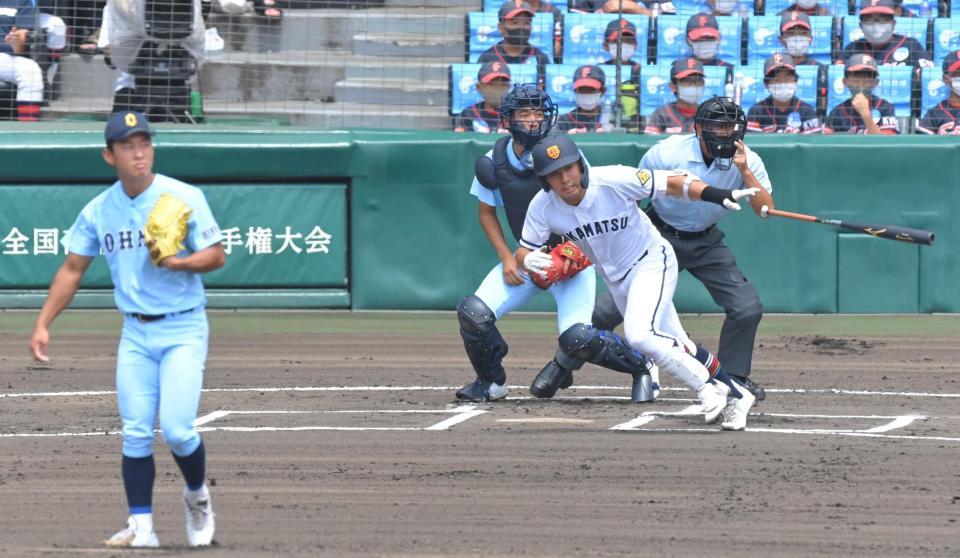 １回、近江・山田陽翔（左）から二塁打を放つ高松商・浅野翔吾（撮影・高部洋祐）