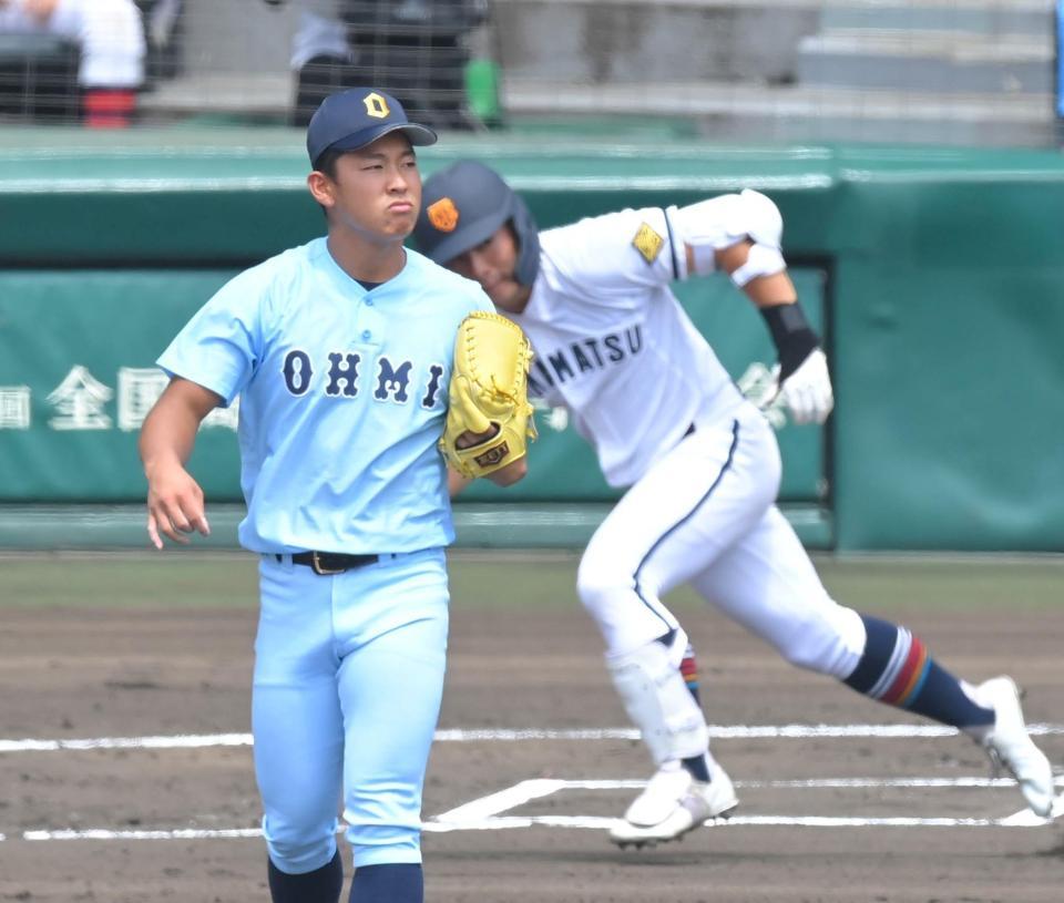 　１回、高松商・浅野翔吾（奥）に二塁打を浴びる近江・山田陽翔（撮影・高部洋祐）