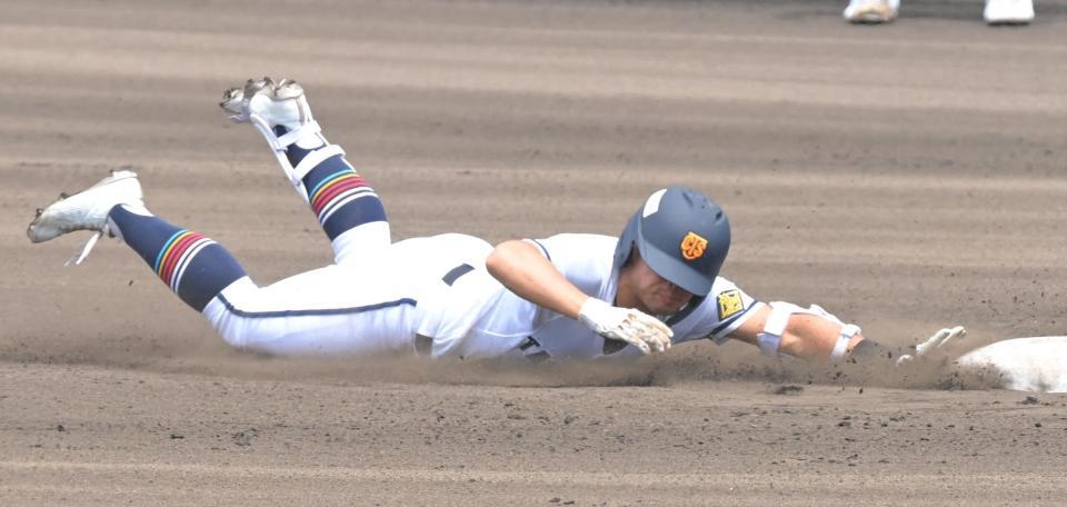 １回、二塁打を放ちヘッドスライディングする高松商・浅野翔吾（撮影・高部洋祐）