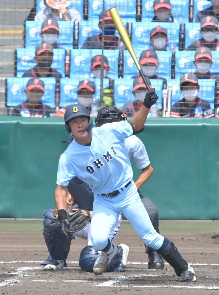 １回　先制適時打を放つ近江・山田陽翔（撮影・高部洋祐）