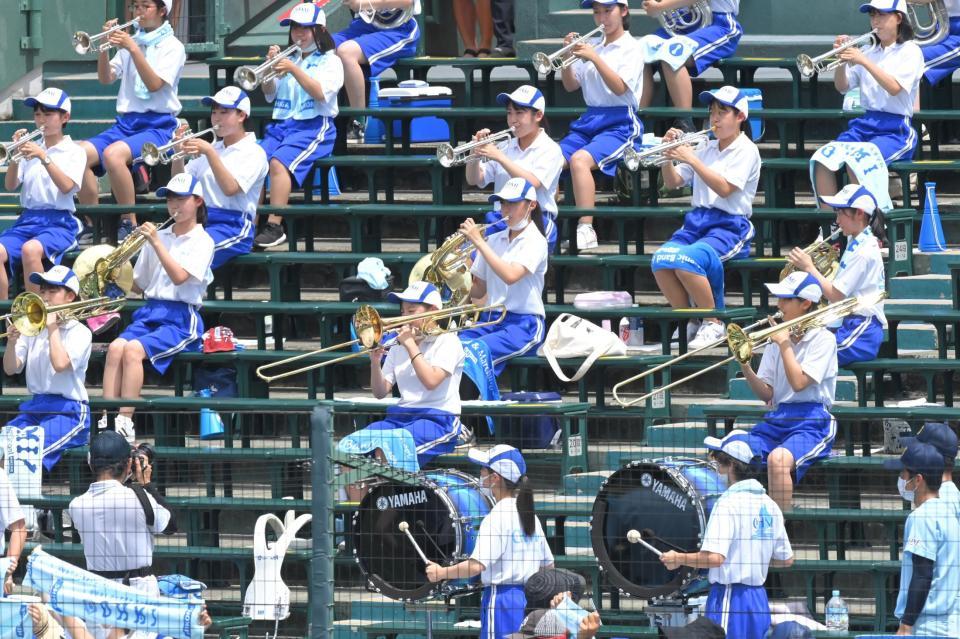 多賀監督の誕生日を祝う近江の吹奏楽（撮影・高部洋祐）