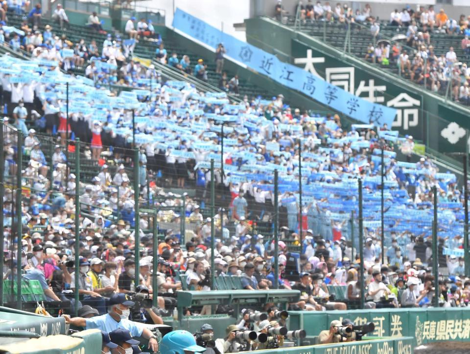 ３塁側アルプスからバースデーソングが流れる中、ベンチから試合見つめる近江・多賀章仁監督（下）＝撮影・伊藤笙子