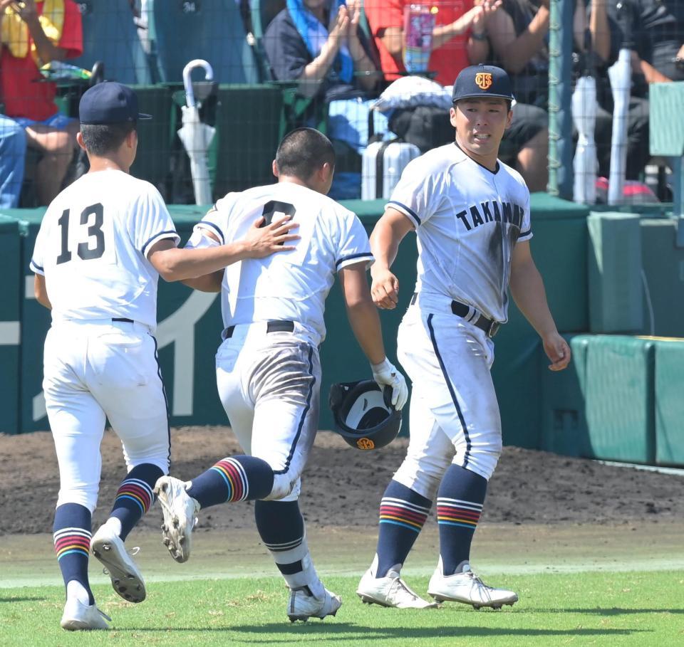 近江に敗れ、涙するナインを気づかう高松商・浅野翔吾（右）＝撮影・高部洋祐