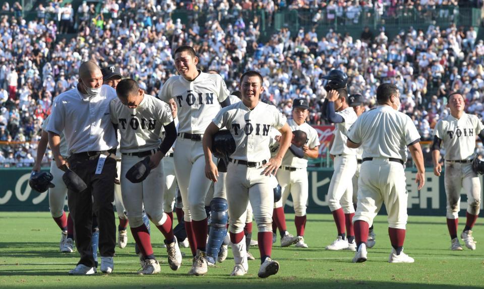 　敗戦に涙する大阪桐蔭ナイン（撮影・北村雅宏）