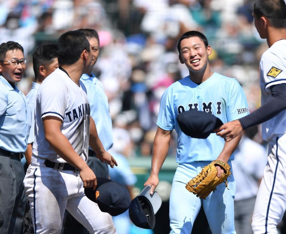 　試合後、高松商・浅野翔吾（左）に話しかける近江・山田陽翔＝撮影・伊藤笙子