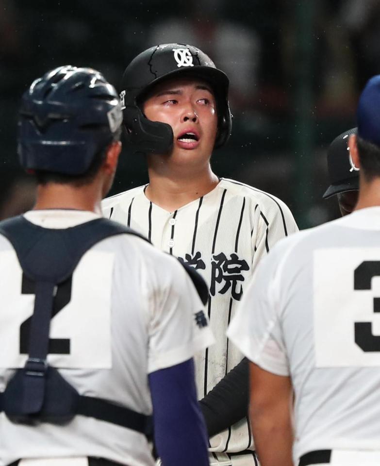 　聖光学院に敗れ、涙を流す九州学院の村上慶