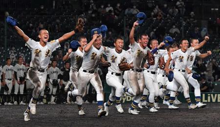 　九州学院に勝利し、駆け出す聖光学院ナイン