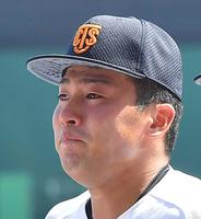 　試合後、目を潤ませながらベンチへ戻る高松商・浅野（撮影・伊藤笙子）