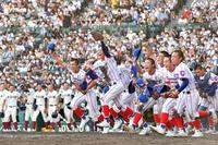 　大阪桐蔭を倒し、アルプススタンドへ駆け出す下関国際ナイン