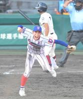 　９回、大阪桐蔭・田井（奥）が三振に倒れゲームセット。喜びを爆発させる下関国際・仲井（撮影・高部洋祐）