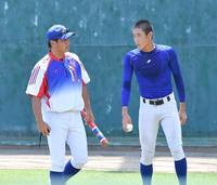 　練習中、仲井慎（右）に声を掛ける下関国際・坂原秀尚監督（撮影・伊藤笙子）