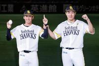 日　本ハムに勝利しポーズをとる板東（左）と柳田