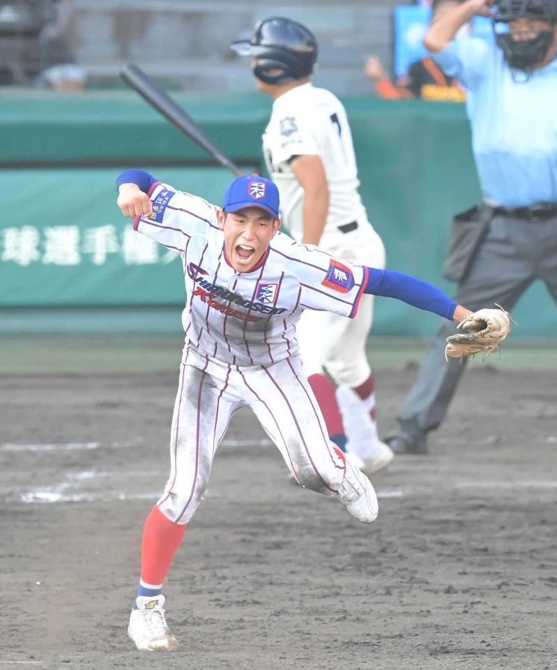 　９回、大阪桐蔭・田井（奥）が三振に倒れゲームセット。喜びを爆発させる下関国際・仲井（撮影・高部洋祐）