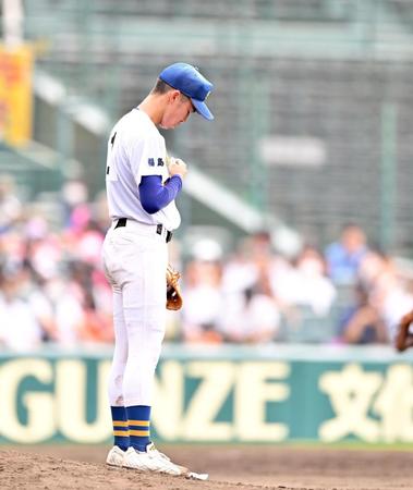 投球前、右手を胸に当てて祈る聖光学院・佐山未来（撮影・伊藤笙子）