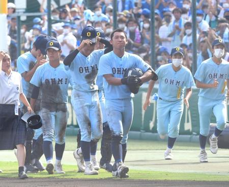 敗戦に、涙をこらえるような表情の近江・山田（中央）＝撮影・北村雅宏