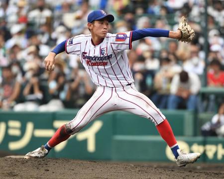 力投する下関国際・仲井慎＝甲子園球場（撮影・石井剣太郎）