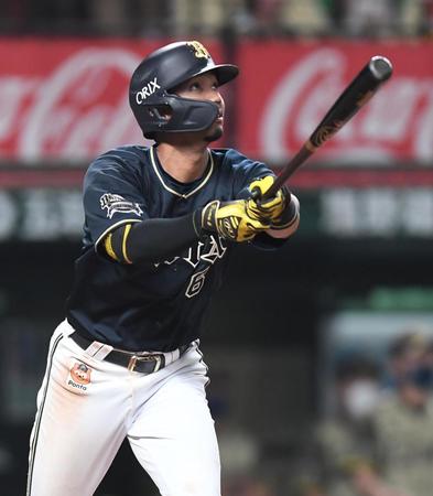 　８回、右越え３ランを放つ宗（撮影・金田祐二）