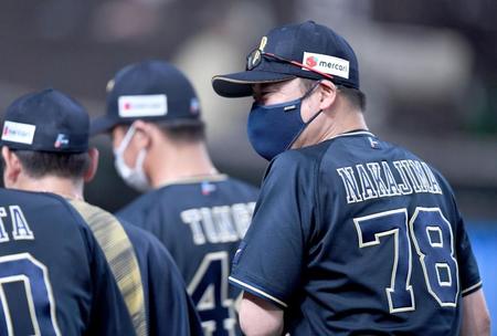 　笑顔で引き揚げる中嶋監督（撮影・金田祐二）