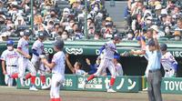 ６回、勝ち越しを喜ぶ下関国際ナイン（撮影・高部洋祐）