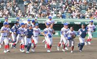 決勝進出を決め、アルプスに駆け出す下関国際ナイン＝甲子園（撮影・高部洋祐）