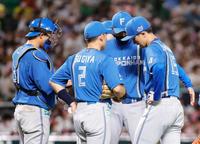 　５回途中で降板する日本ハム・上沢（右端）＝ペイペイドーム