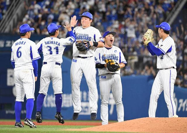 ＤｅＮＡハマスタ１５連　嶺井が決めた！走者一掃逆転二塁打　ヤクルト猛追５差迫る