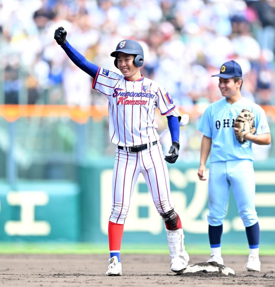 ６回、ライトへ２点適時二塁打を放ち、塁上でガッツポーズの下関国際・森凜琥（撮影・伊藤笙子）