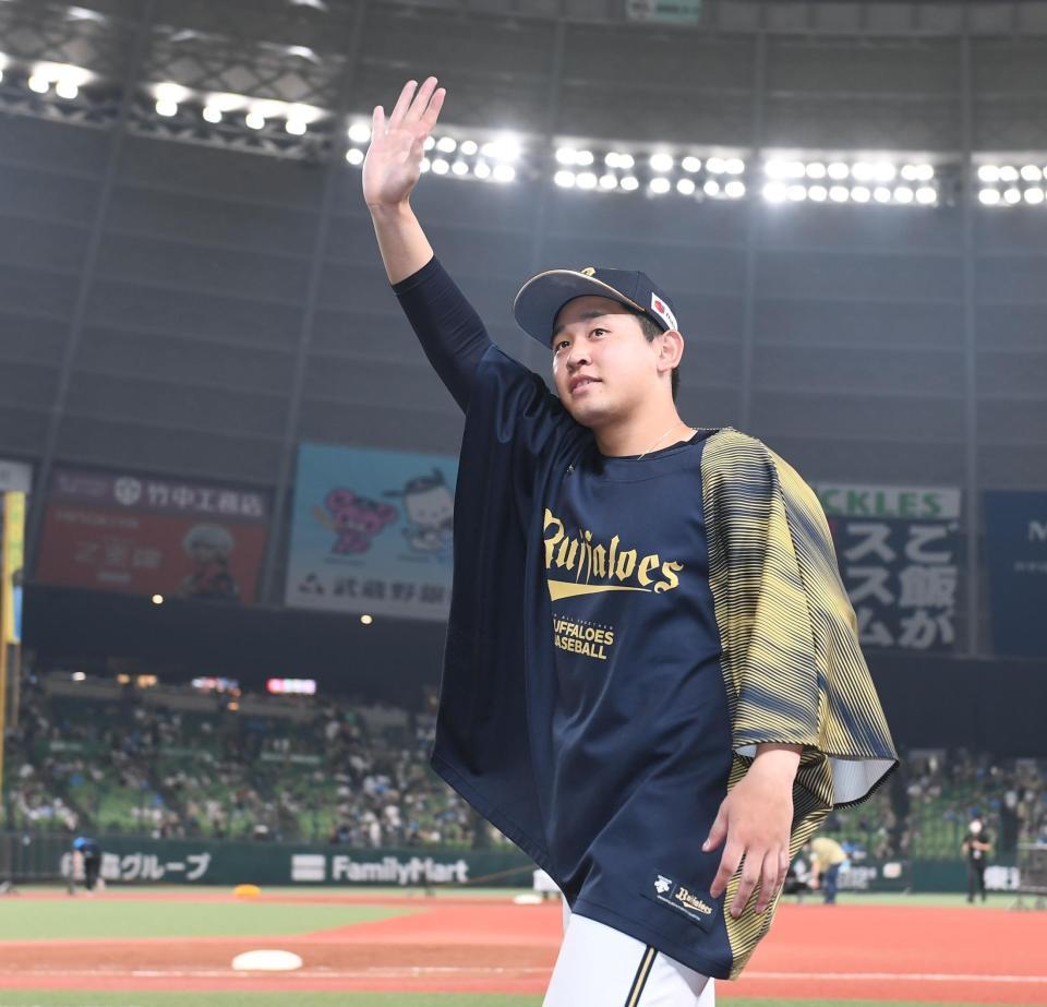 　８回無失点の好投を見せファンに手を振る宮城（撮影・金田祐二）