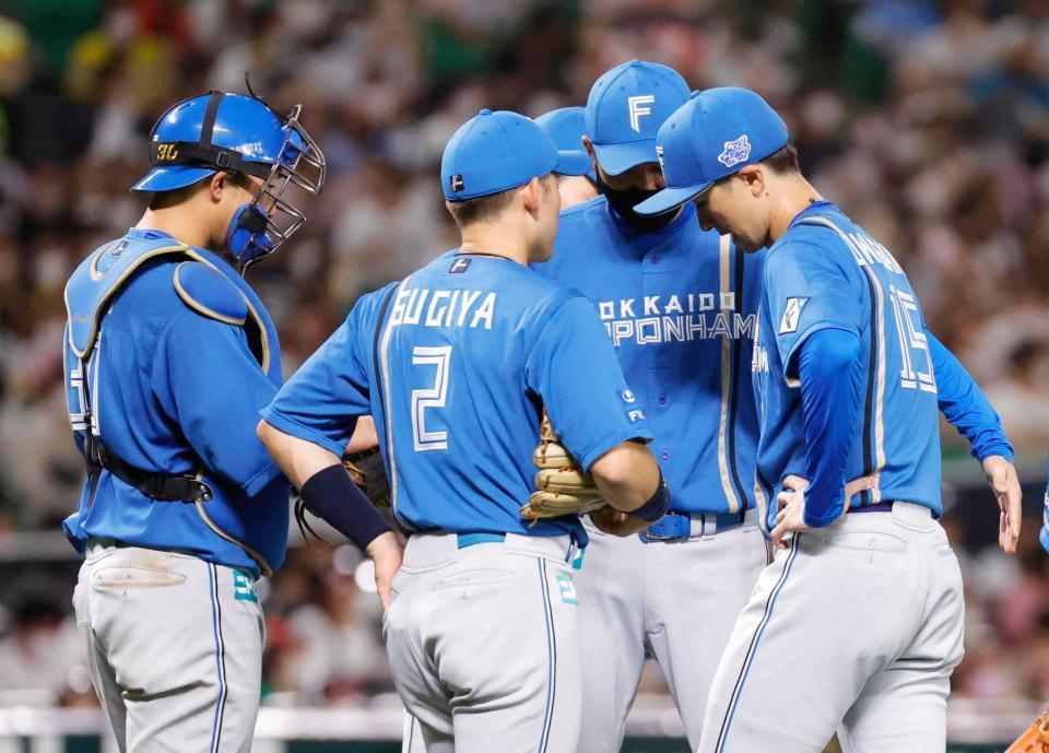 　５回途中で降板する日本ハム・上沢（右端）＝ペイペイドーム