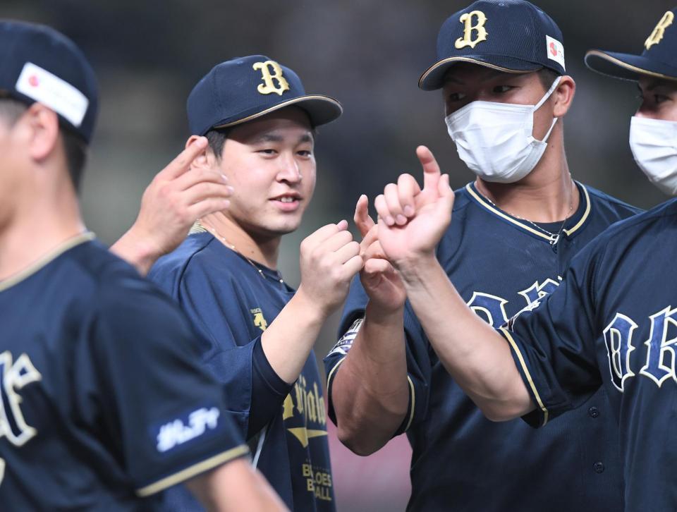 　笑顔でナインを迎える宮城（撮影・金田祐二）