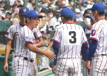　８回、選手を鼓舞する下関国際・坂原監督（左）＝撮影・北村雅宏