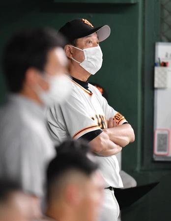 　８回、ベンチで戦況を見守る原監督（撮影・西岡正）