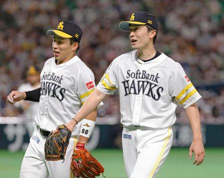 　４回を終え、好守の二塁手野村勇（左）とタッチを交わすソフトバンク・和田＝ペイペイドーム