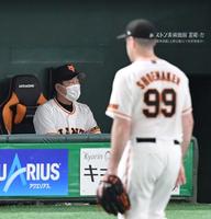 ５回途中３失点で降板するシューメーカーとベンチに座る原監督＝東京ドーム（撮影・佐々木彰尚）