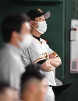 　８回、ベンチで戦況を見守る原監督（撮影・西岡正）