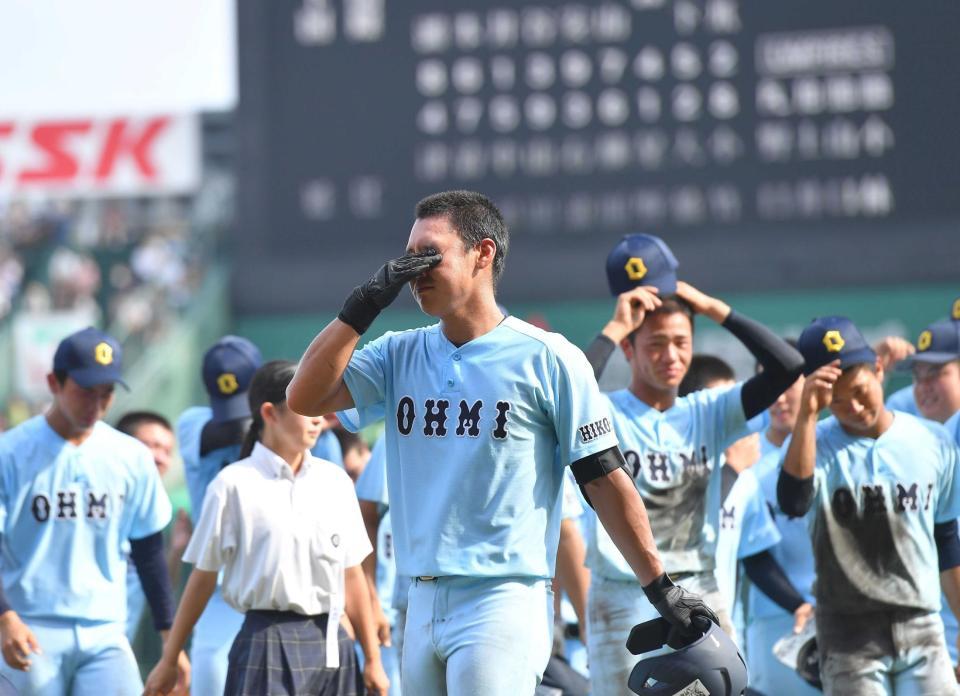 準決勝で敗れ、目頭を押さえる近江・山田（中央）＝撮影・伊藤笙子