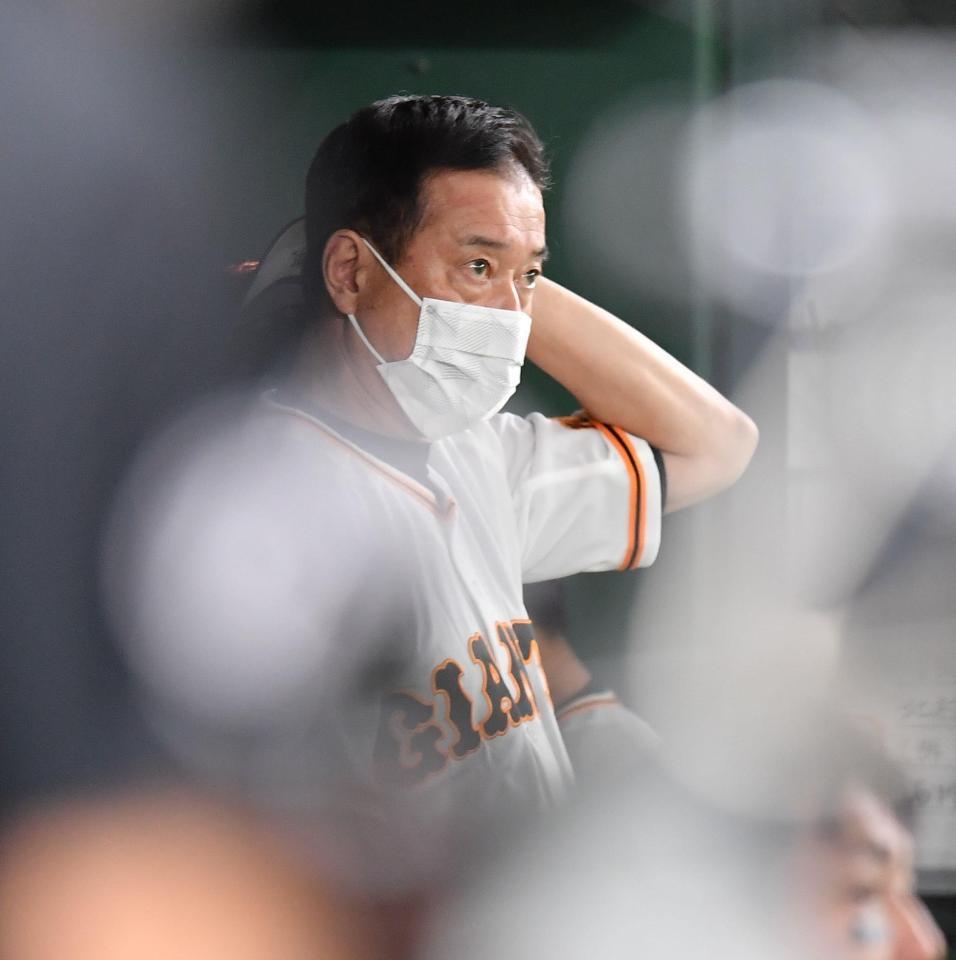 　８回、ベンチで戦況を見守る原監督（撮影・西岡正）